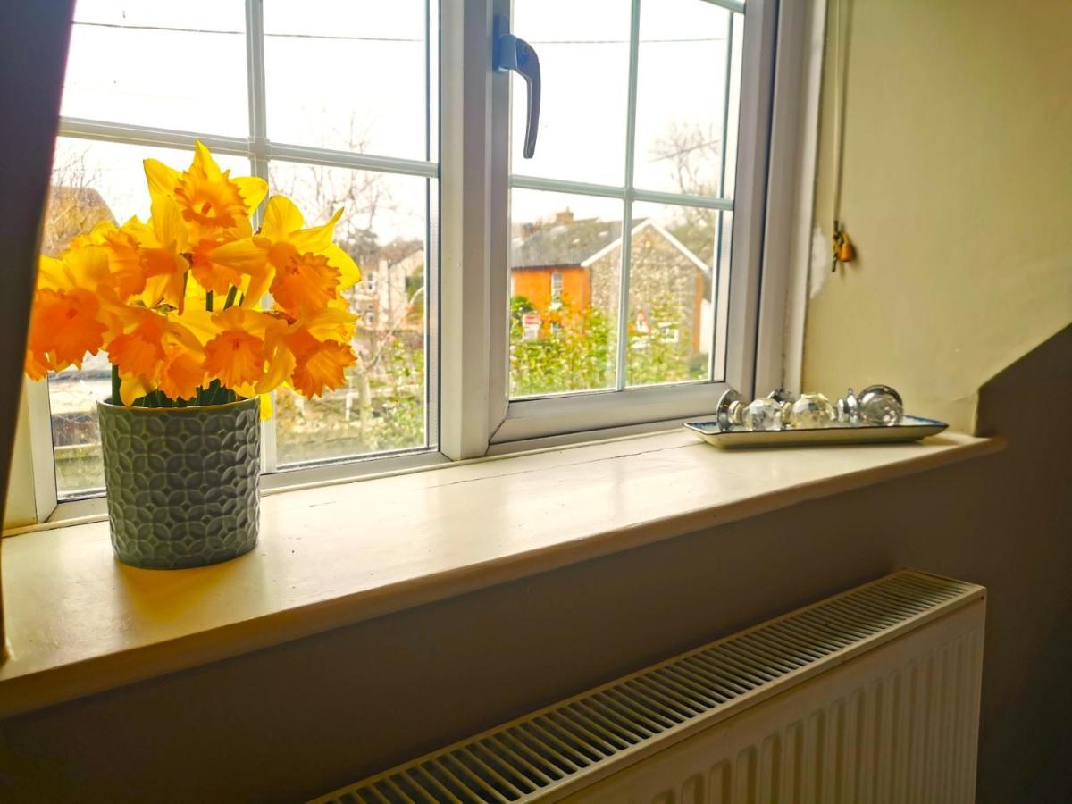 Historic, Traditional & Spacious Wiltshire Cottage Shrewton Exteriér fotografie